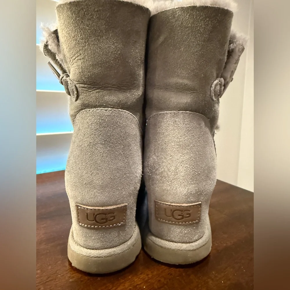 UGG wedge women’s boots with toggle button size 7 - Picture 2 of 5